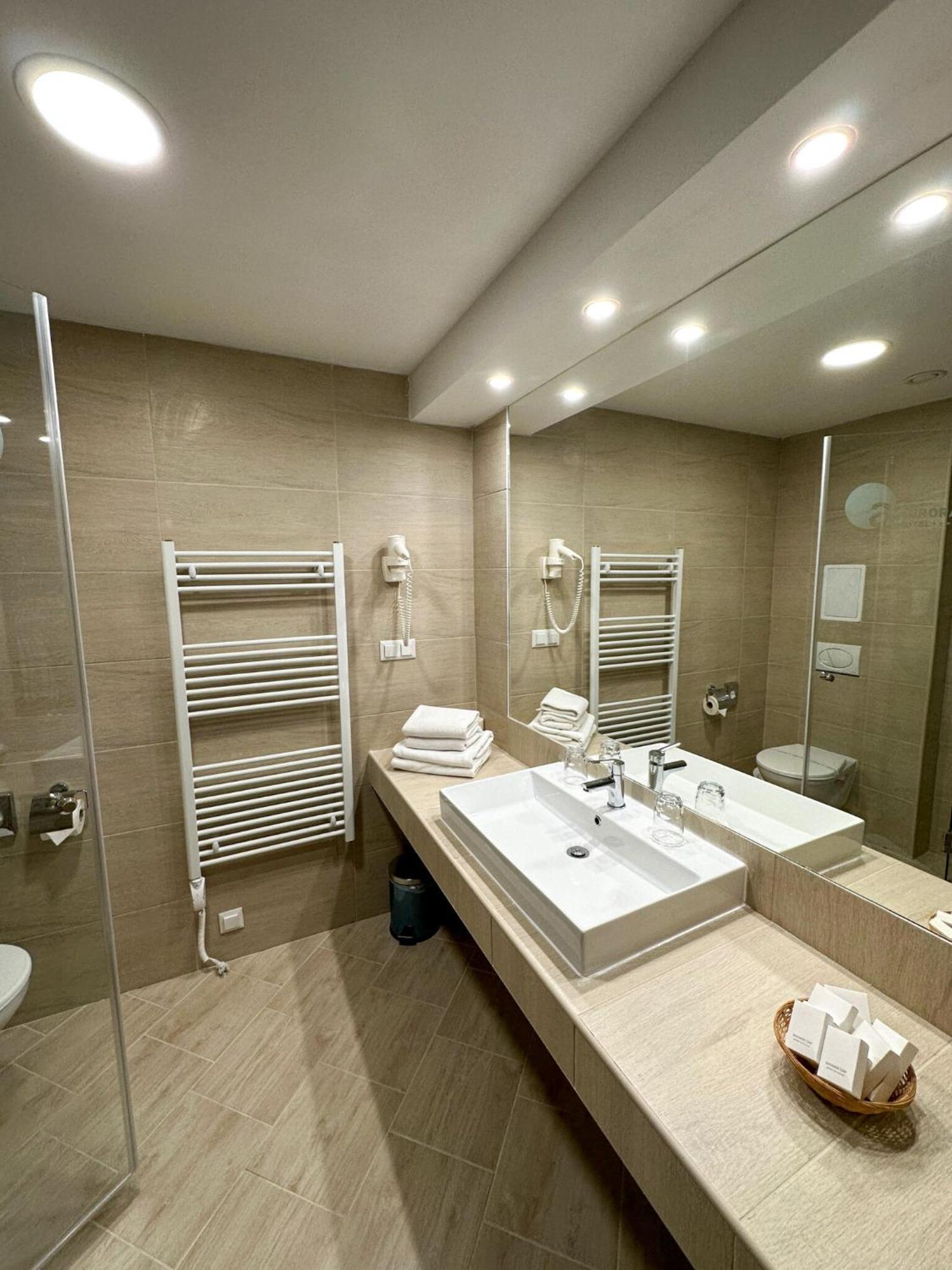 Hotel Aurora Miskolc Bagian luar foto