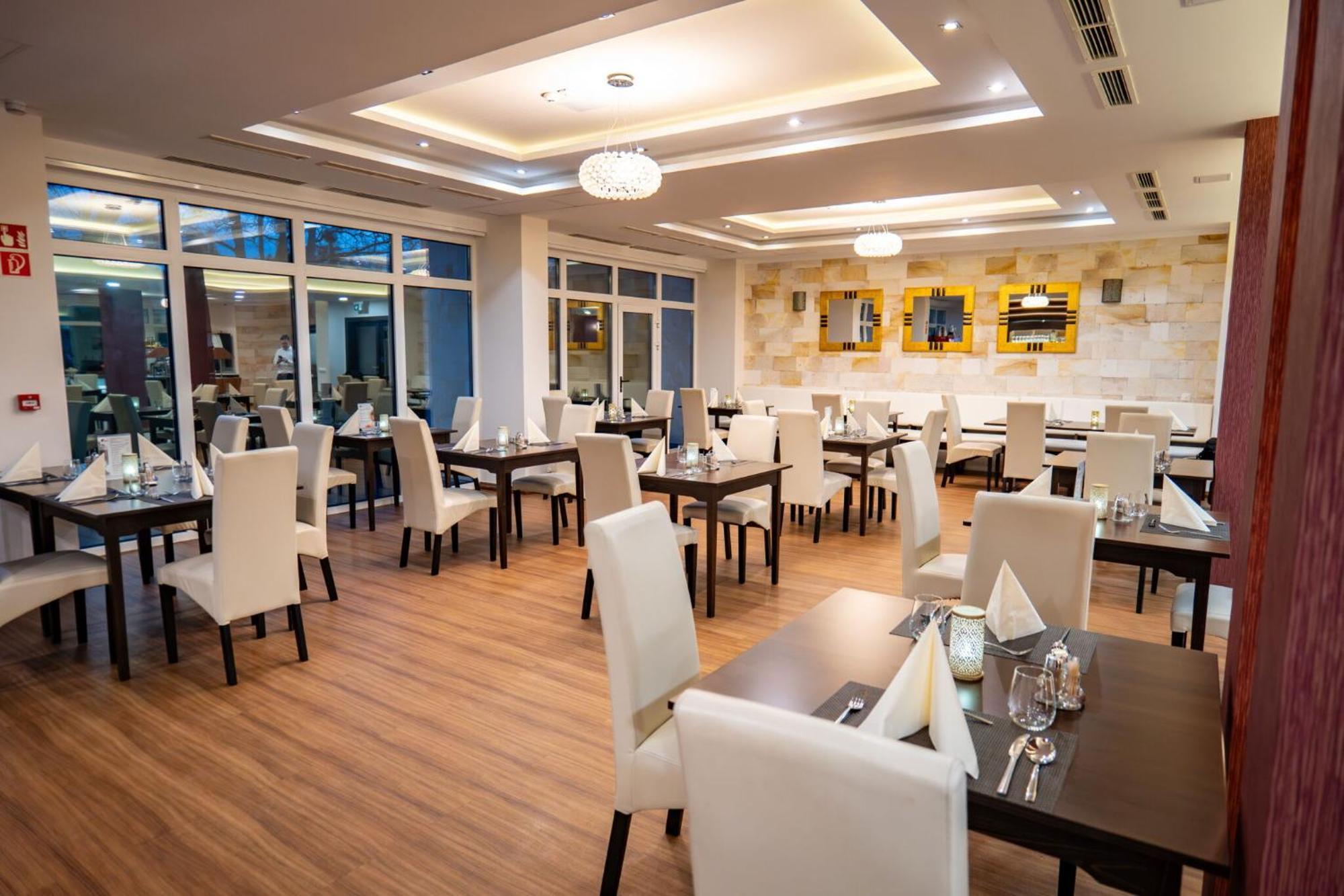 Hotel Aurora Miskolc Bagian luar foto
