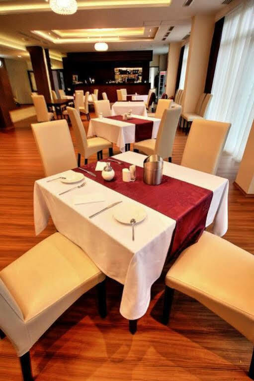 Hotel Aurora Miskolc Bagian luar foto